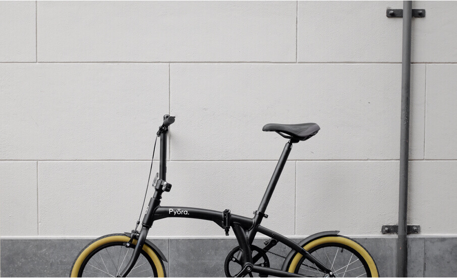Pyora fiets tegen een muur