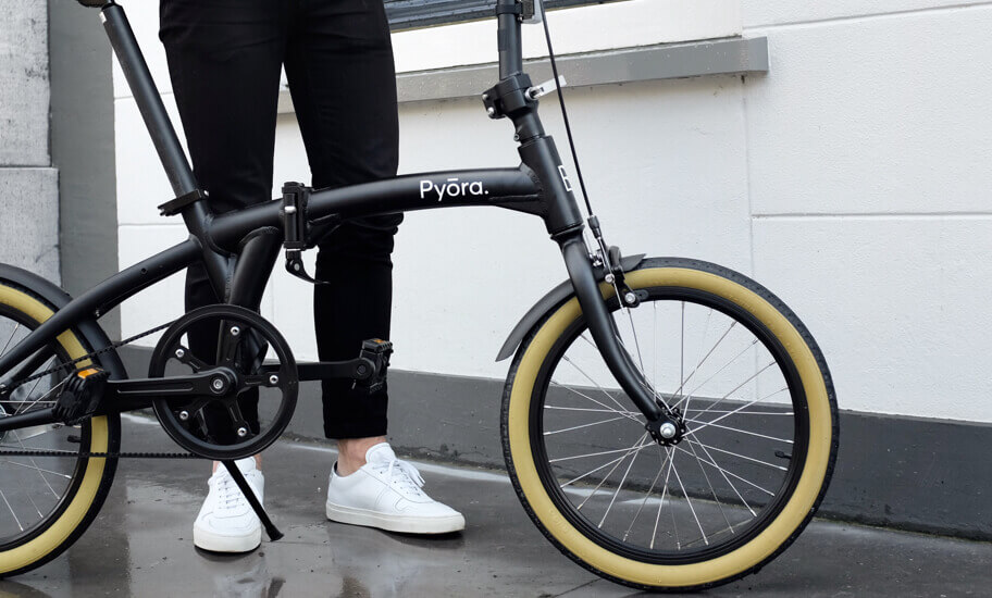 Pyora fiets op regenachtige dag