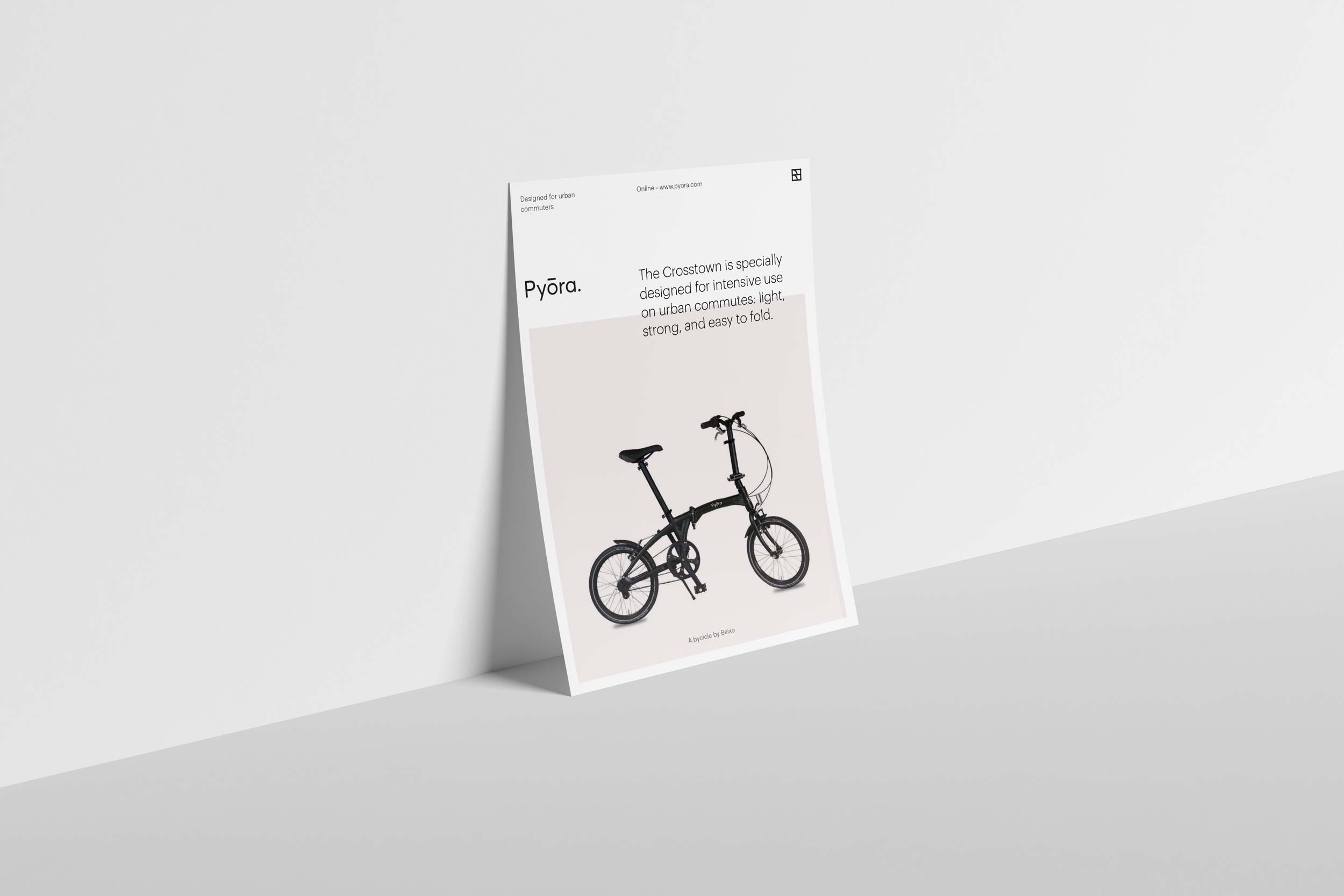 Staande flyer die de Brand Identity van fietsenmerk Pyora laat zien