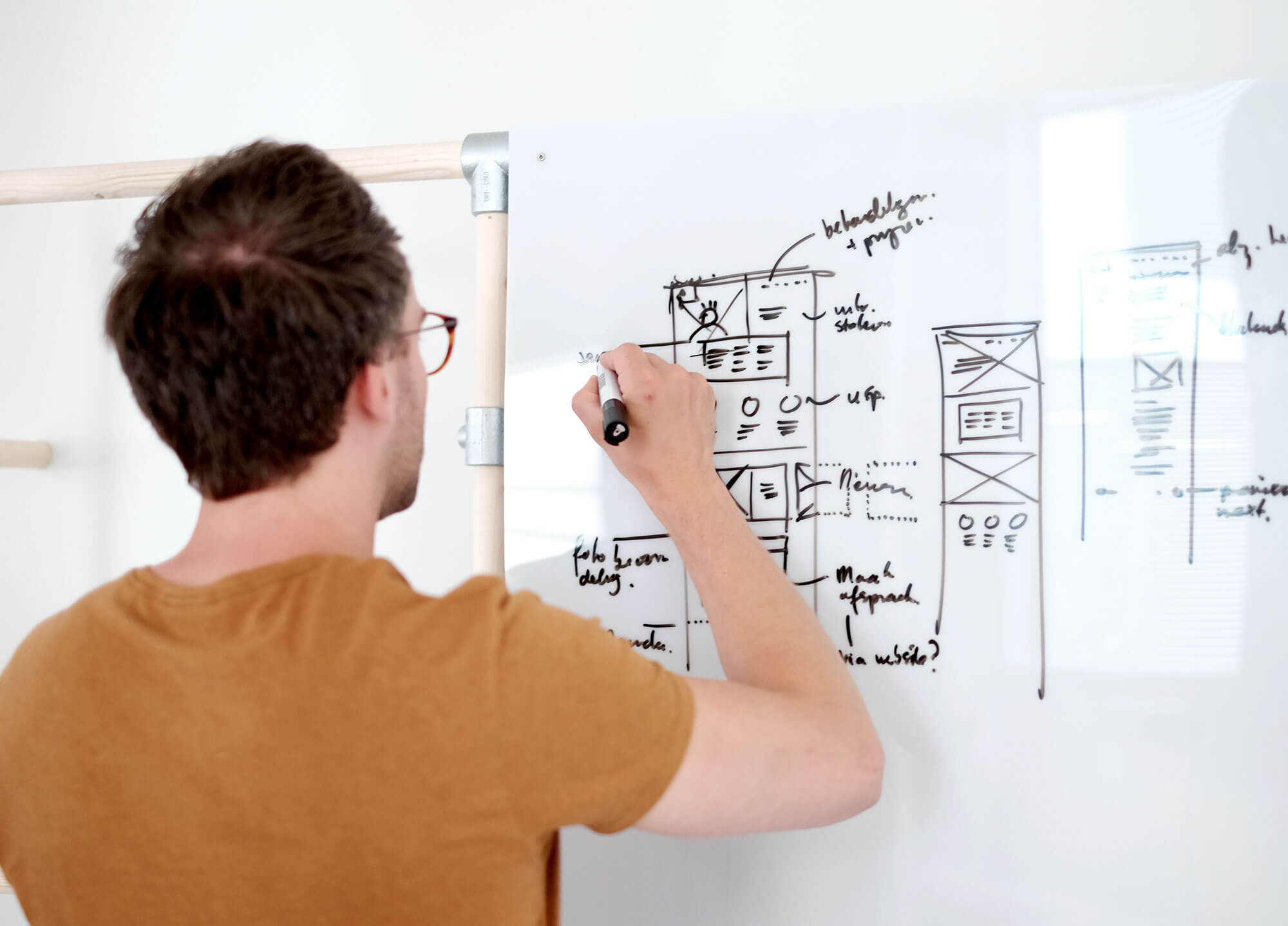 Joris schetst een website uit op het whiteboard