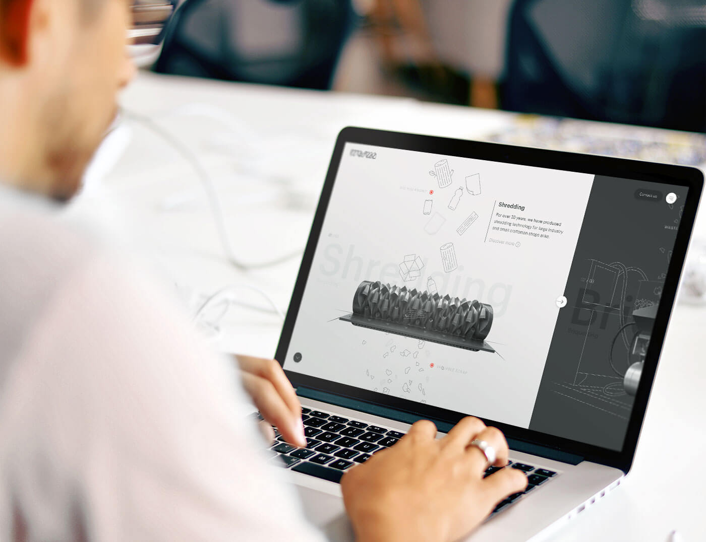 Man bezoekt Weima homepage op een laptop